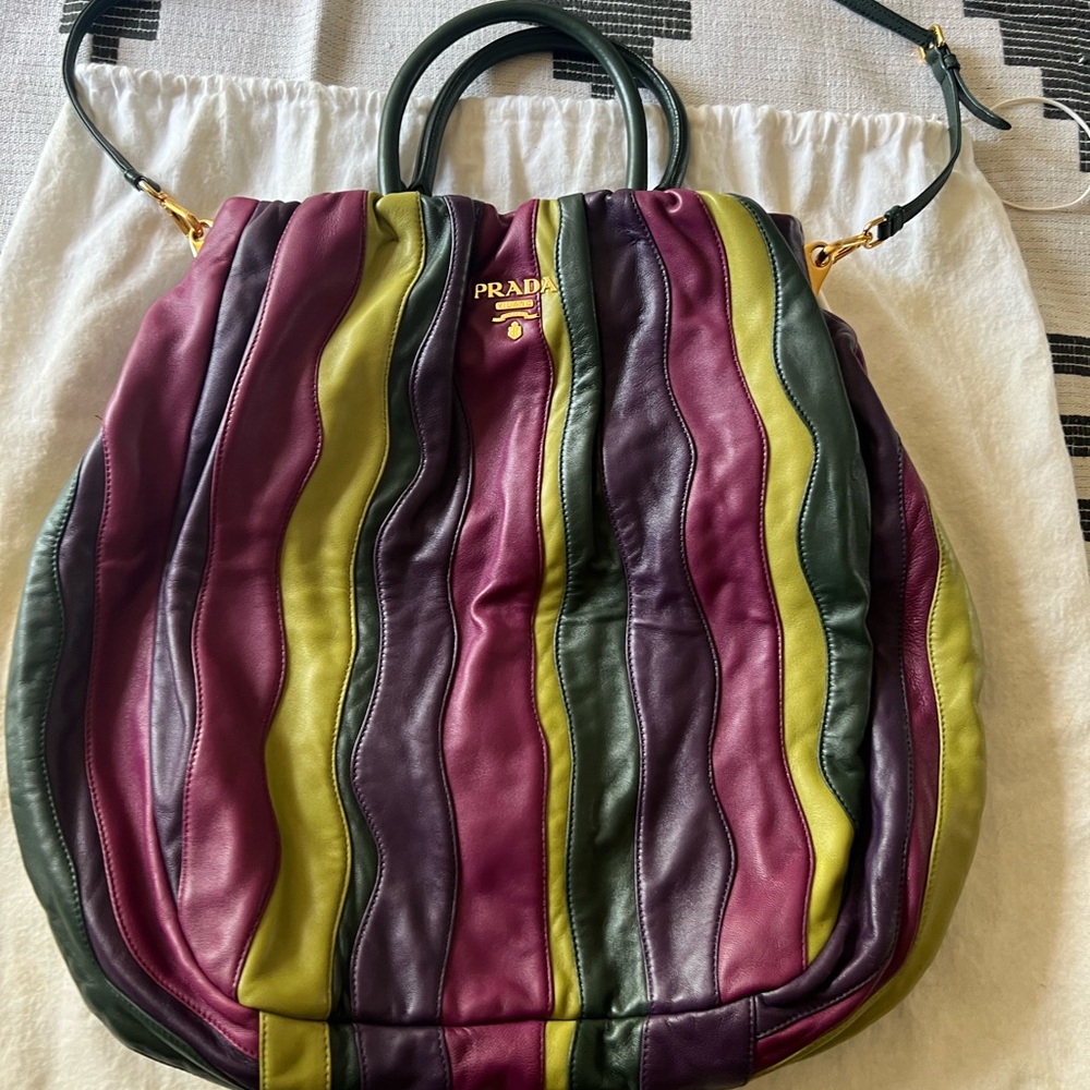 Prada leather waves purse!💜